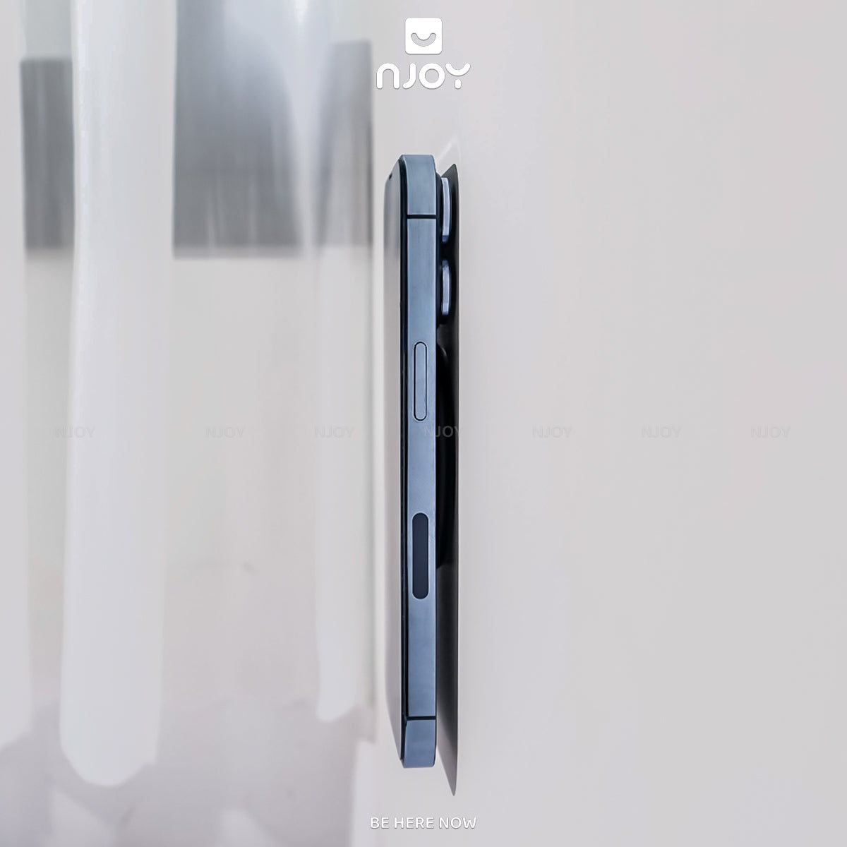 Giá đỡ điện thoại MagSafe dán tường tiện lợi — ảnh 8
