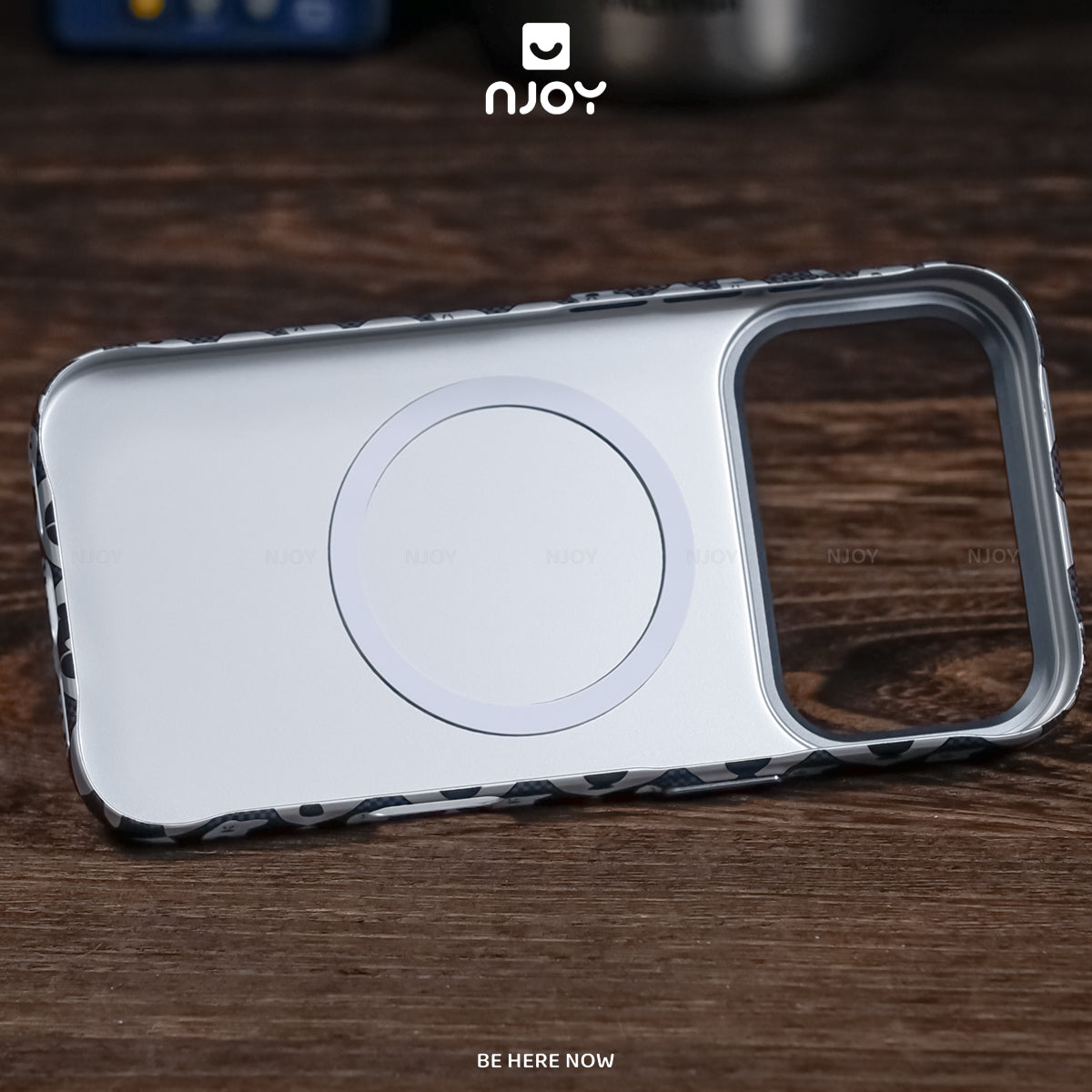Ốp carbon MagSafe siêu mỏng in hình mèo nút bấm — iPhone 14 Pro — ảnh 6